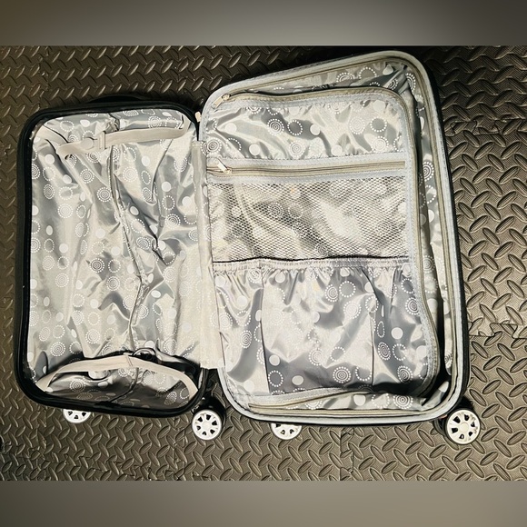 New Rockland Expandable Spinner Wheel Luggage, Carbon, Carry-On 20-Inch - Picture 11 of 13